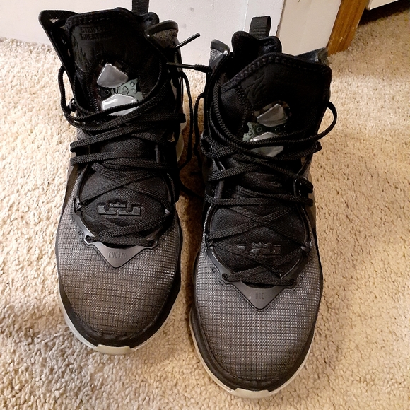 Lebron 19 - Picture 2 of 7